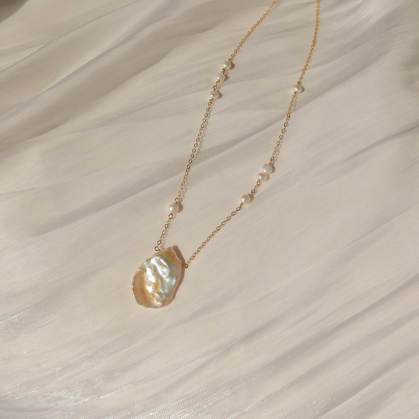 Pétale Pearl Necklaces