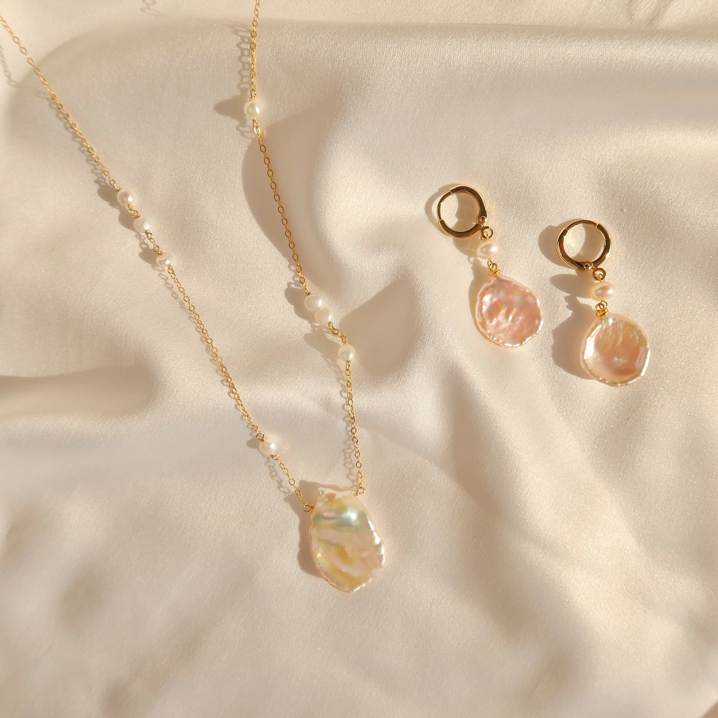 Pétale Pearl Necklaces