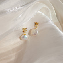 Load image into Gallery viewer, Shanon pearl Earrings
