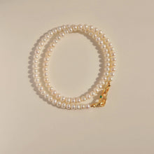 Load image into Gallery viewer, Horseshoe Pearl Necklaces
