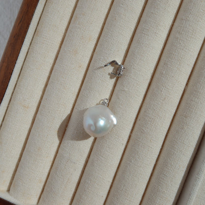 蛇形链上漂浮珍珠项链