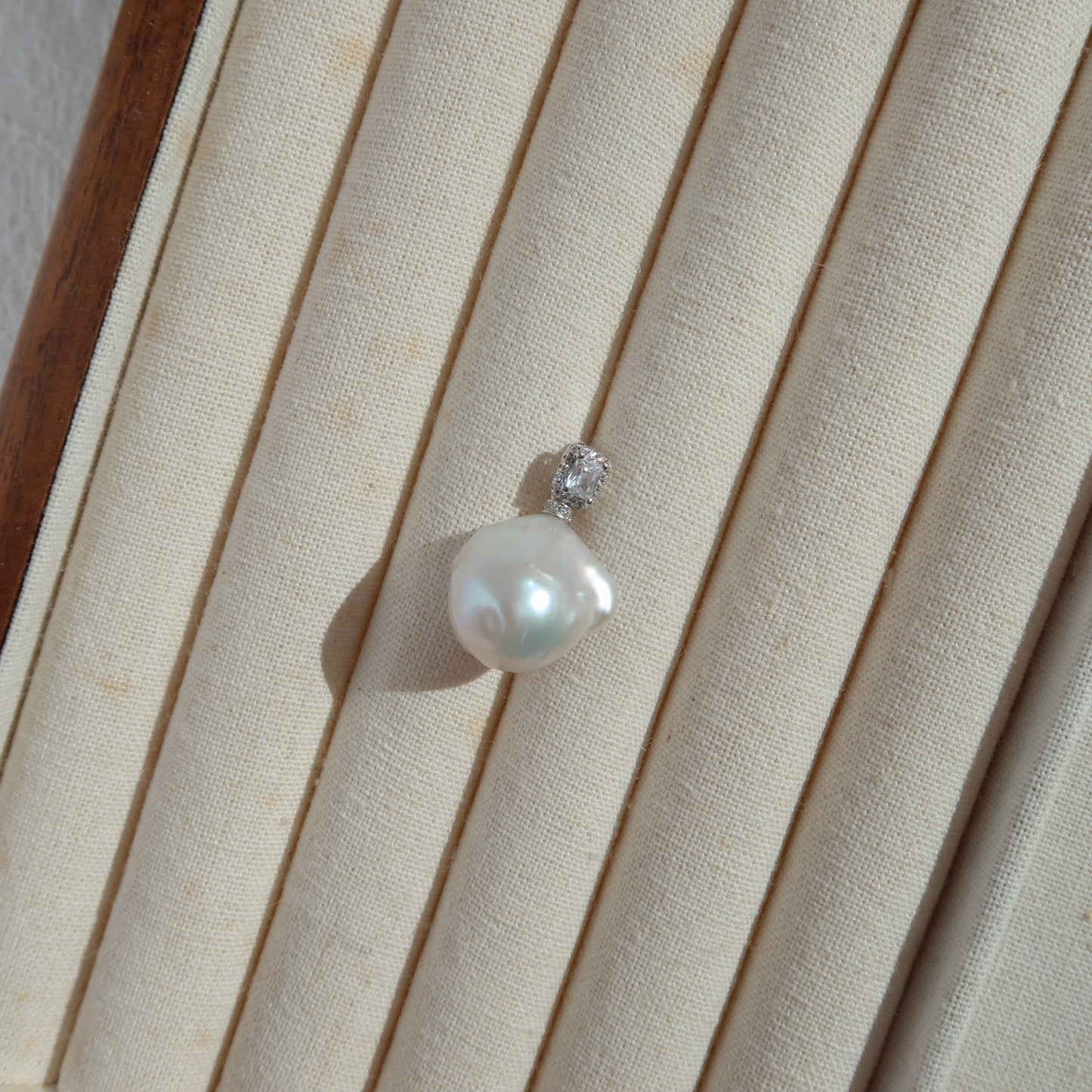 蛇形链上漂浮珍珠项链