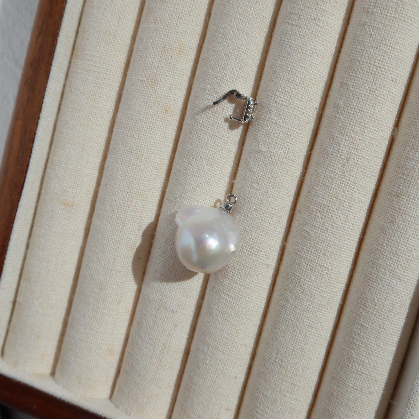 蛇形链上漂浮珍珠项链