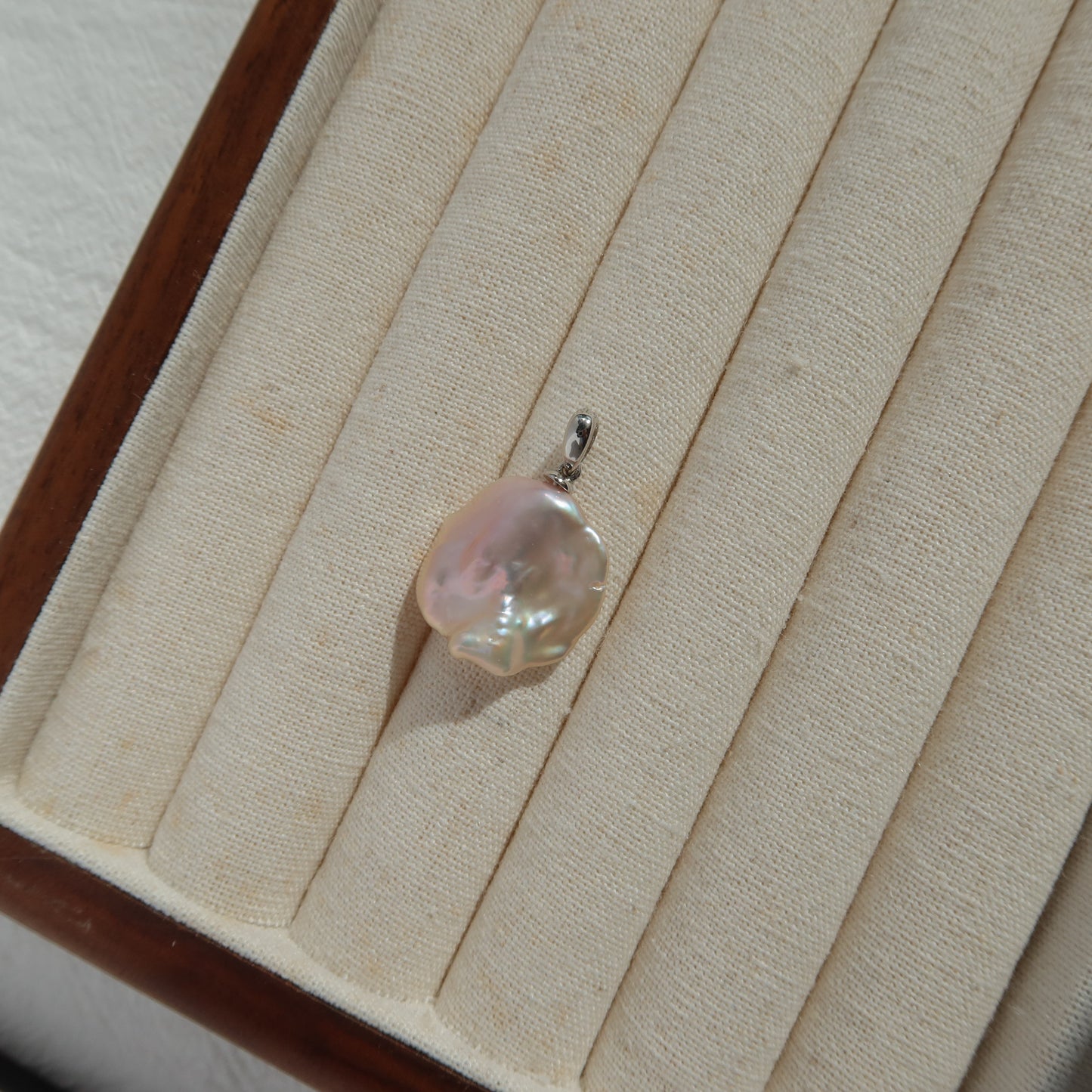 蛇形链上漂浮珍珠项链