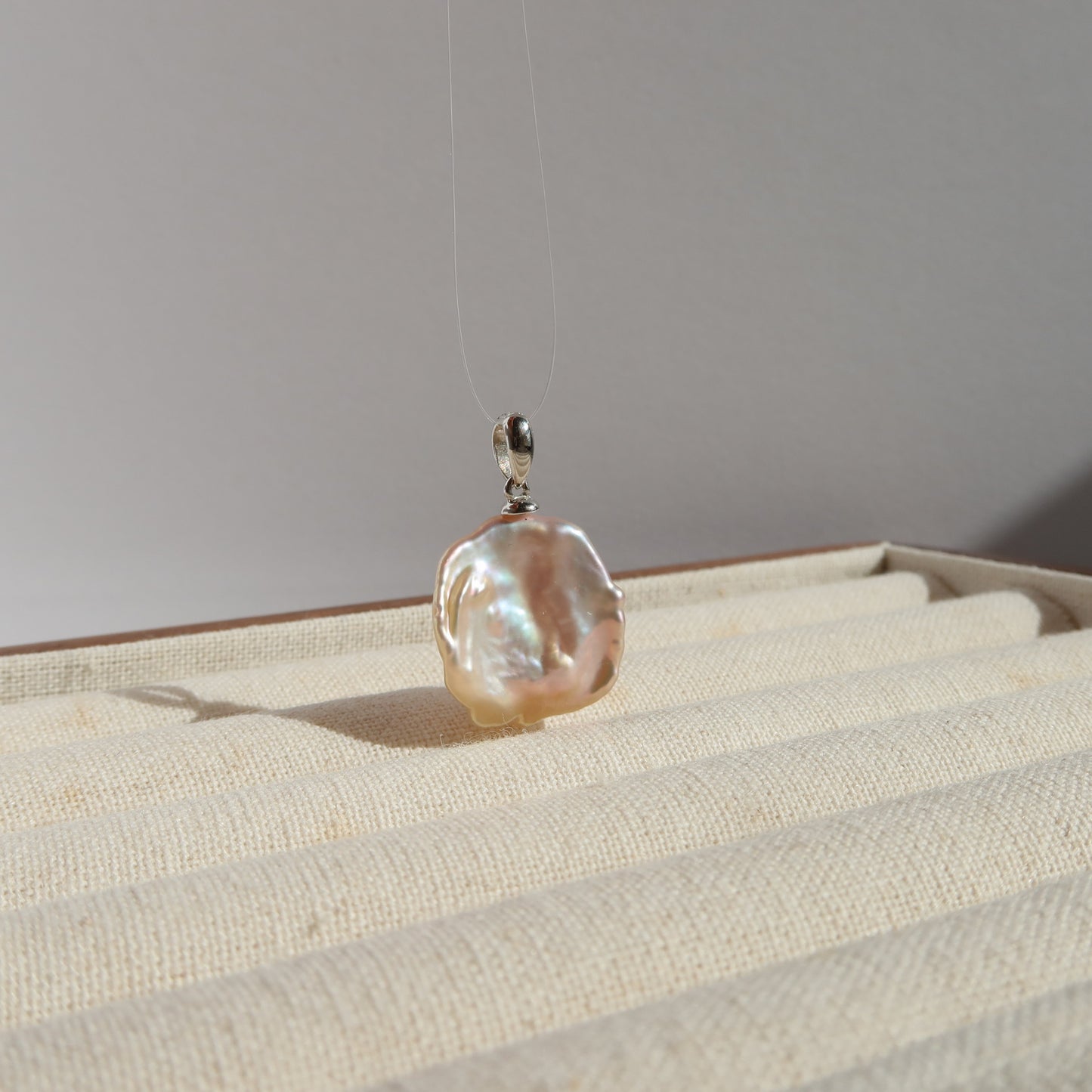 蛇形链上漂浮珍珠项链