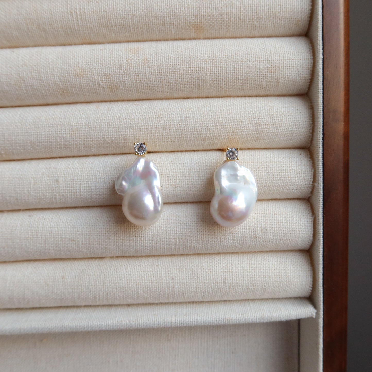 蛇形链上漂浮珍珠项链