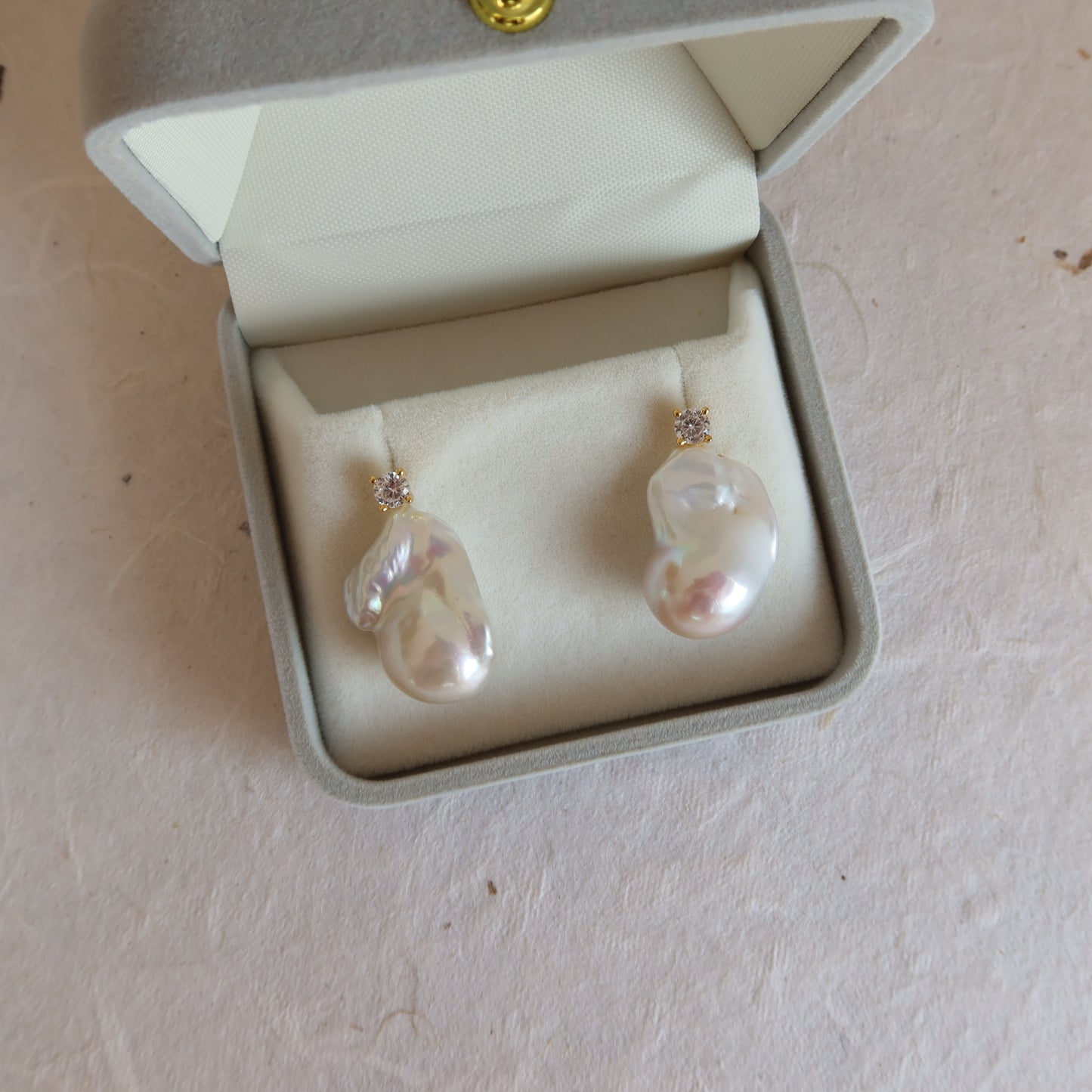 蛇形链上漂浮珍珠项链