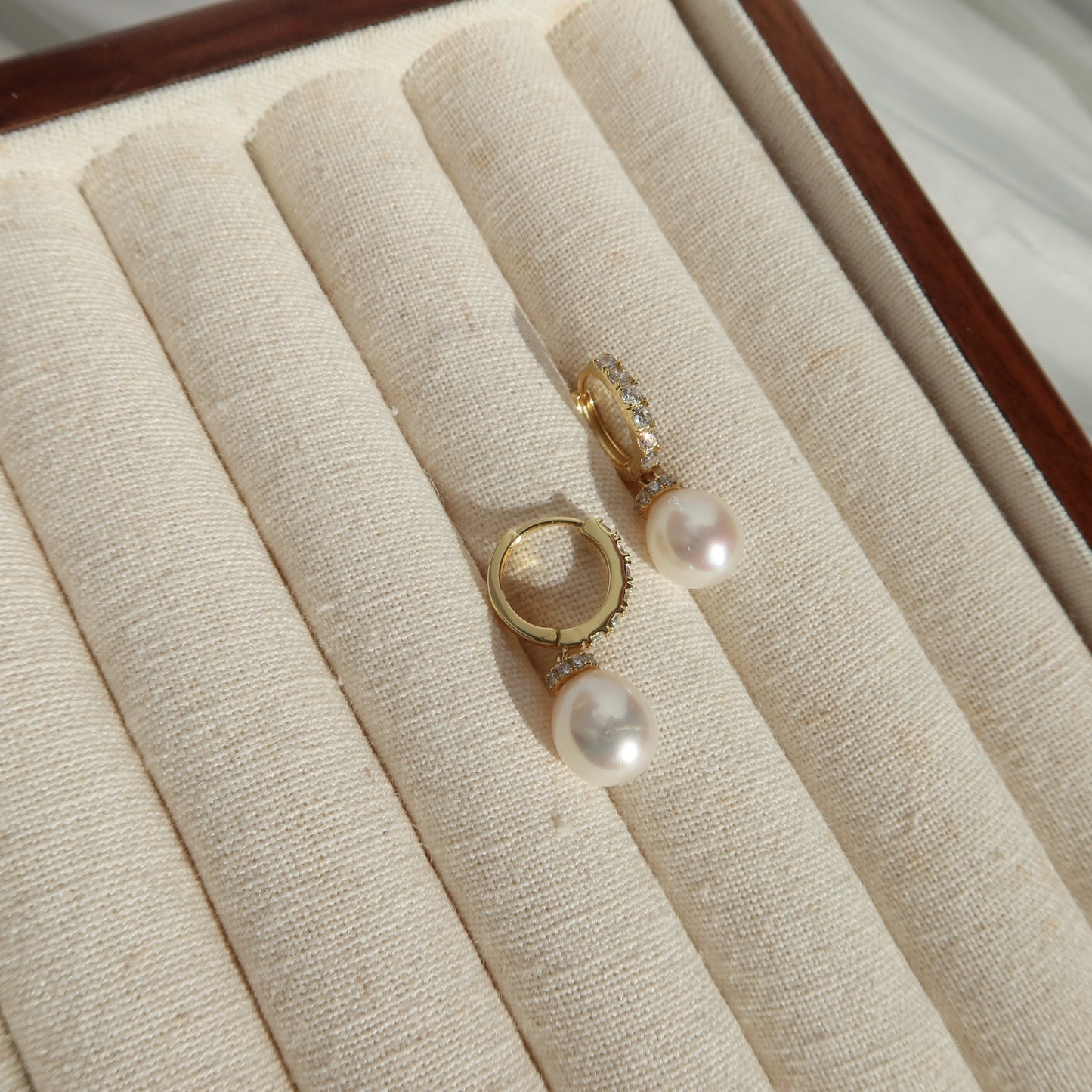 蛇形链上漂浮珍珠项链