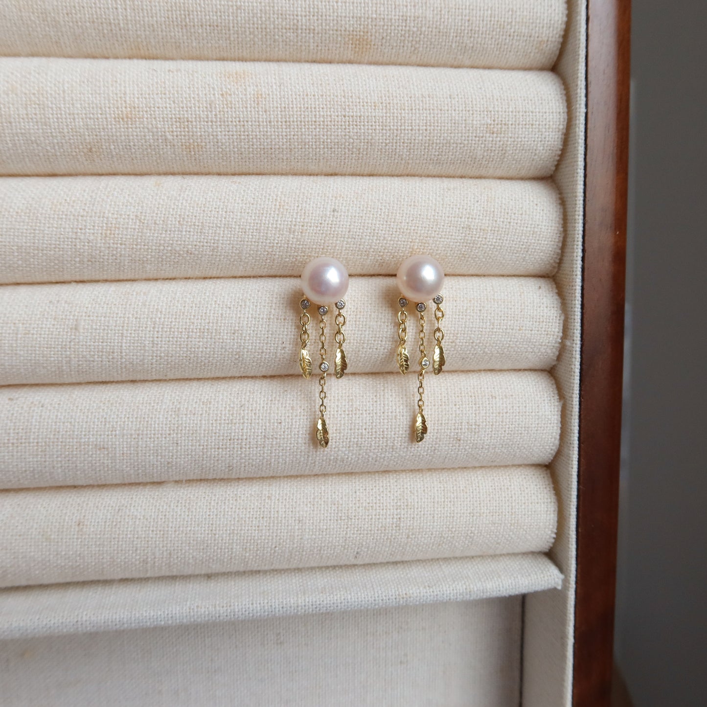 蛇形链上漂浮珍珠项链