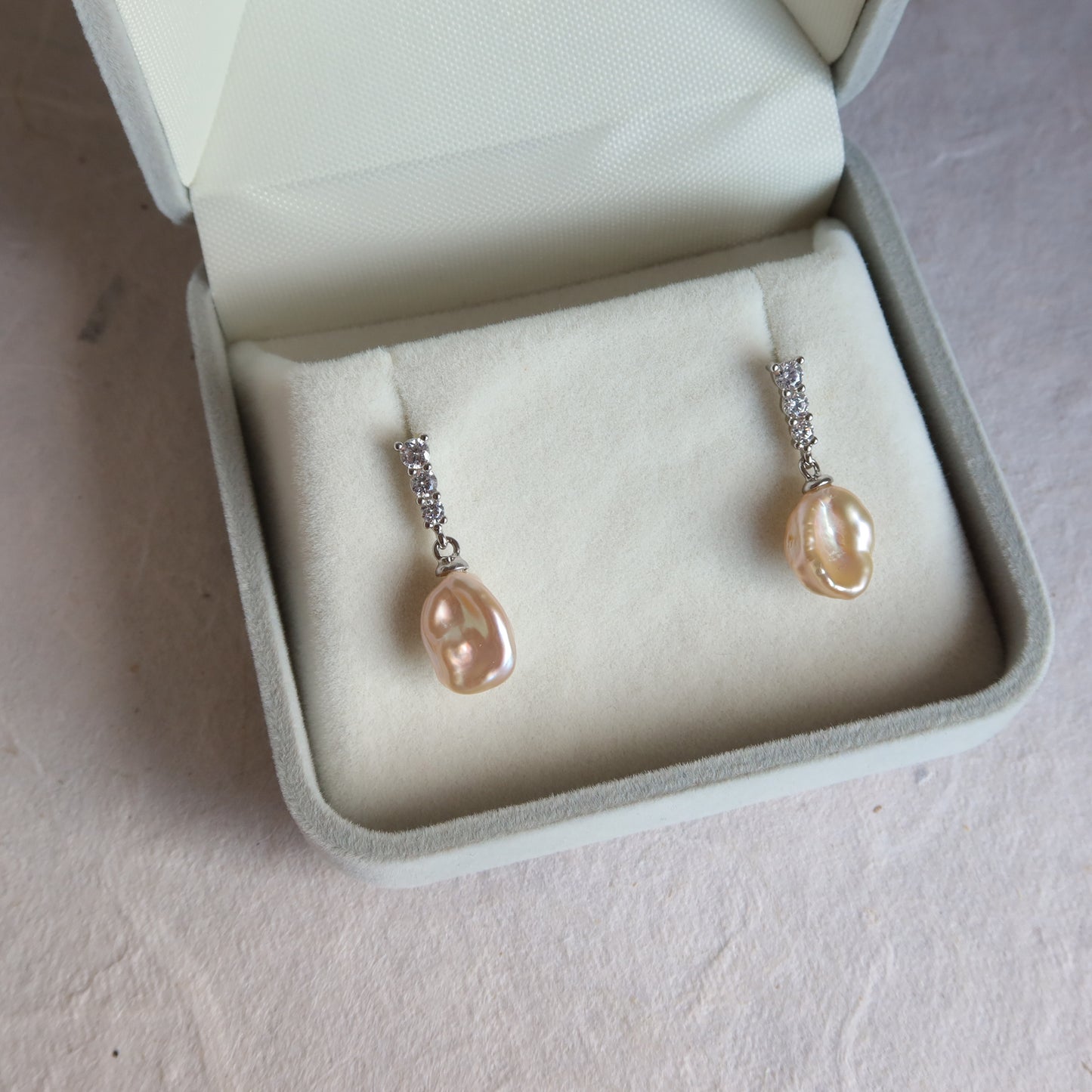 蛇形链上漂浮珍珠项链