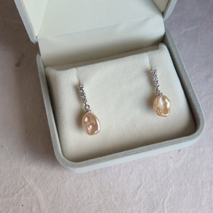 蛇形链上漂浮珍珠项链