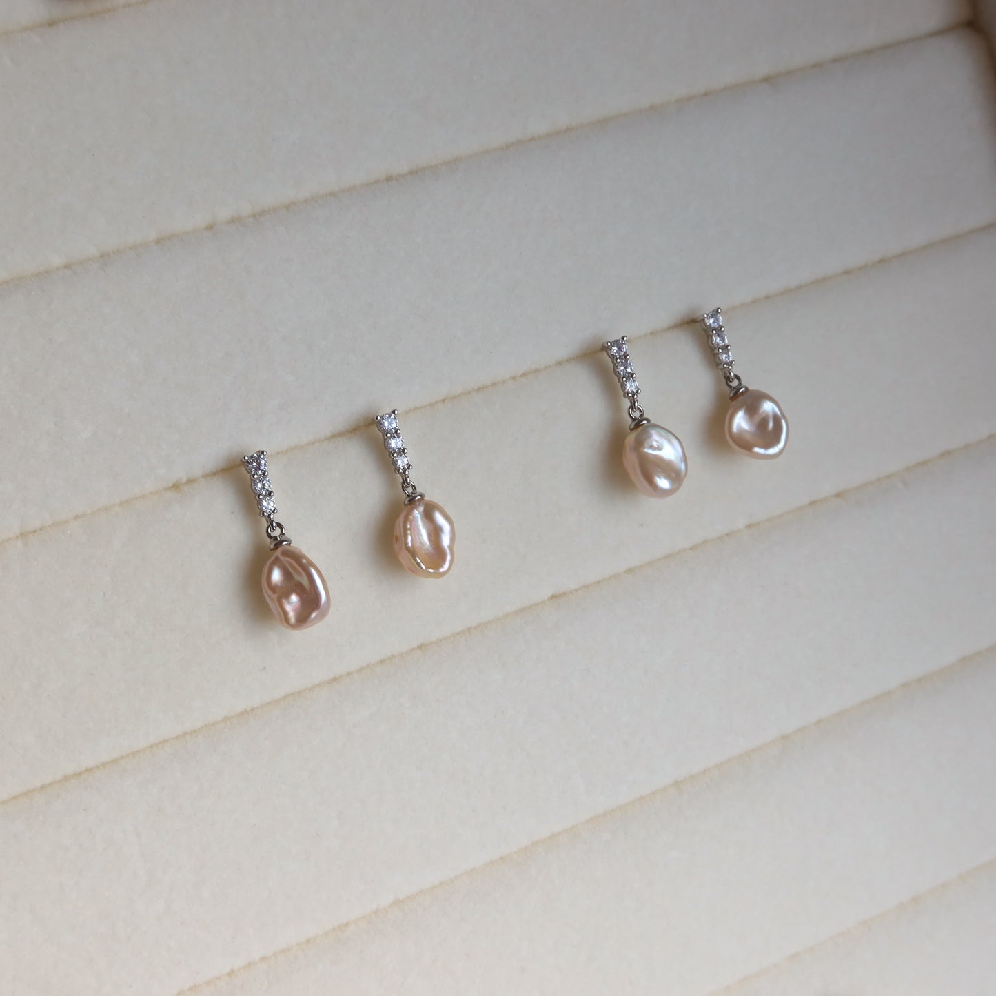 蛇形链上漂浮珍珠项链