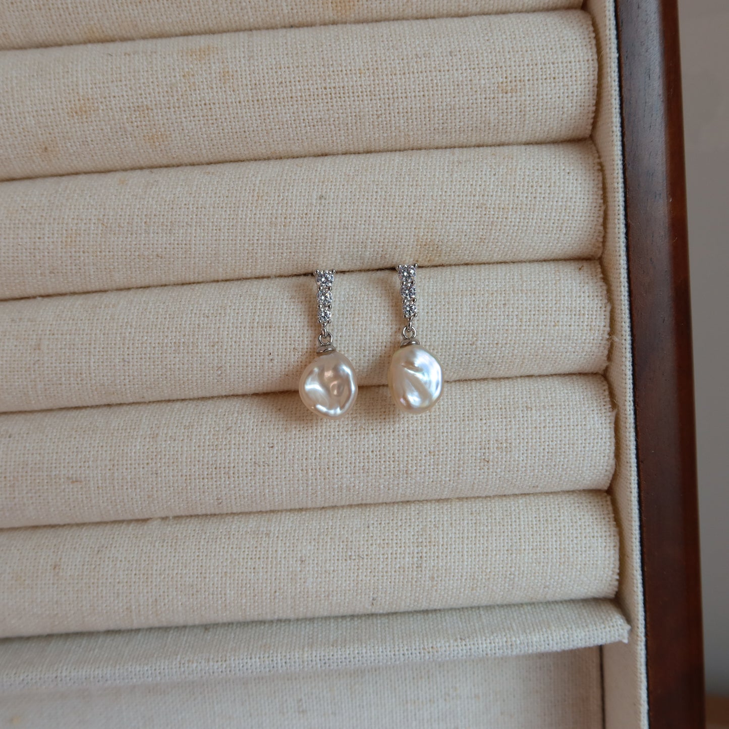 蛇形链上漂浮珍珠项链