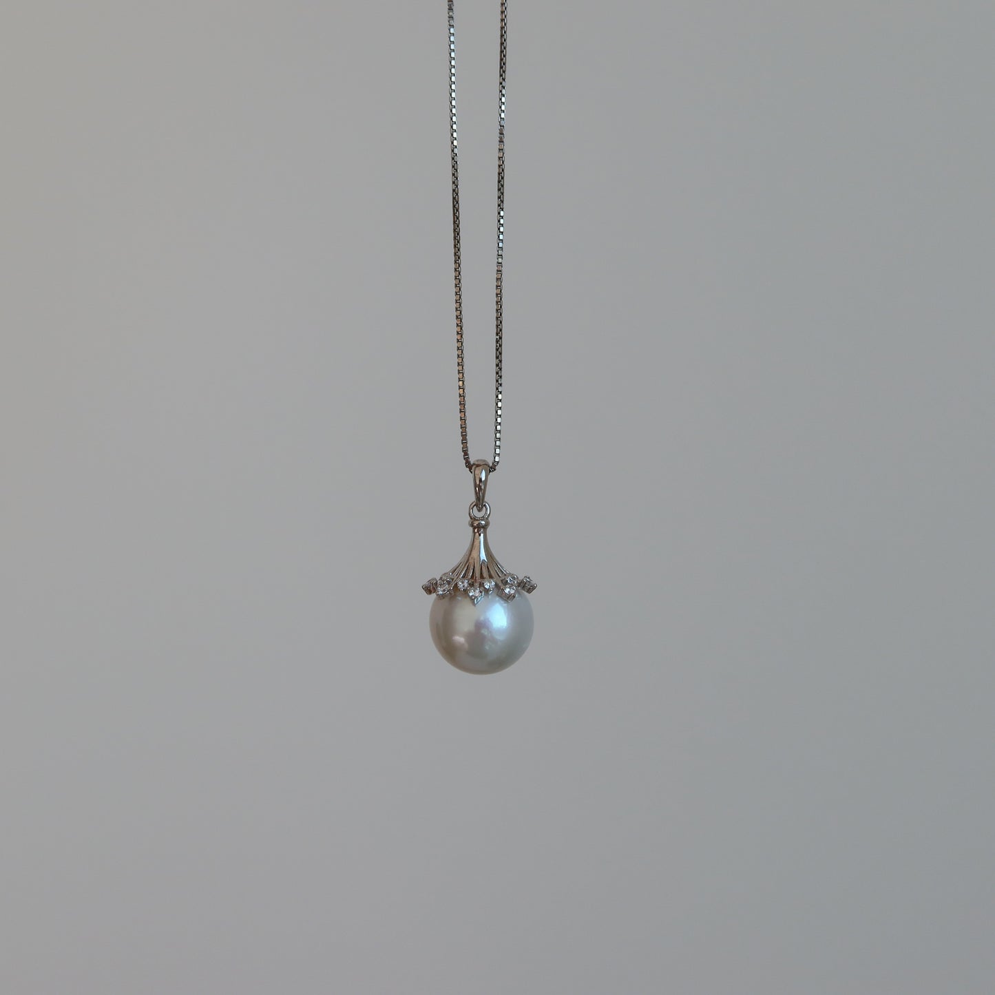 蛇形链上漂浮珍珠项链