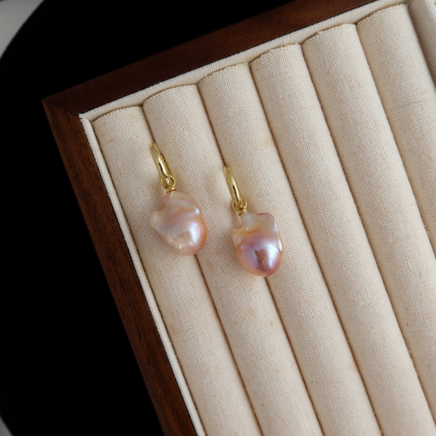 蛇形链上漂浮珍珠项链