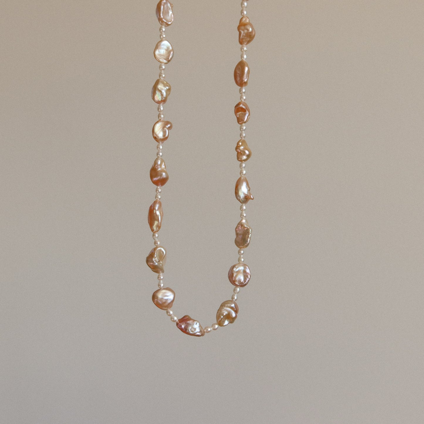 蛇形链上漂浮珍珠项链