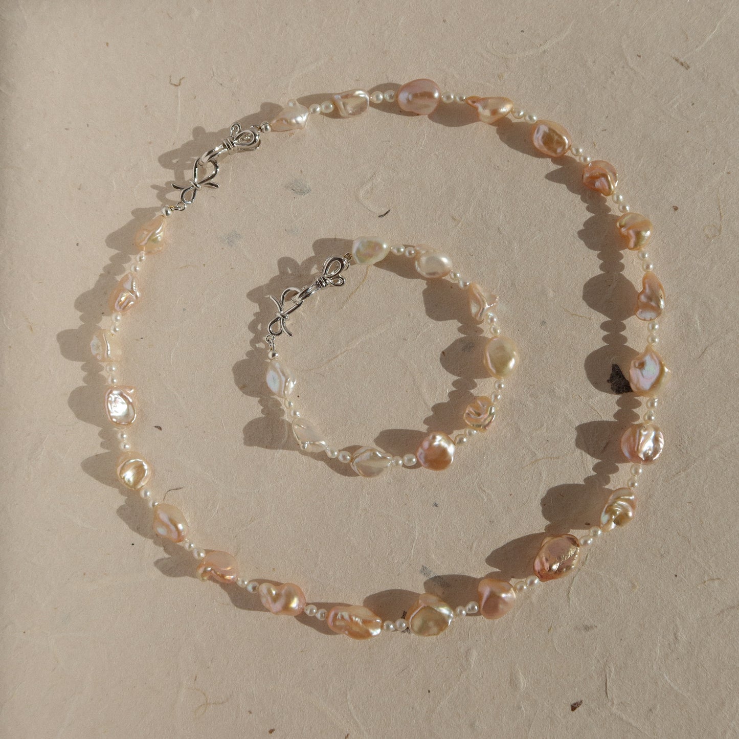 蛇形链上漂浮珍珠项链