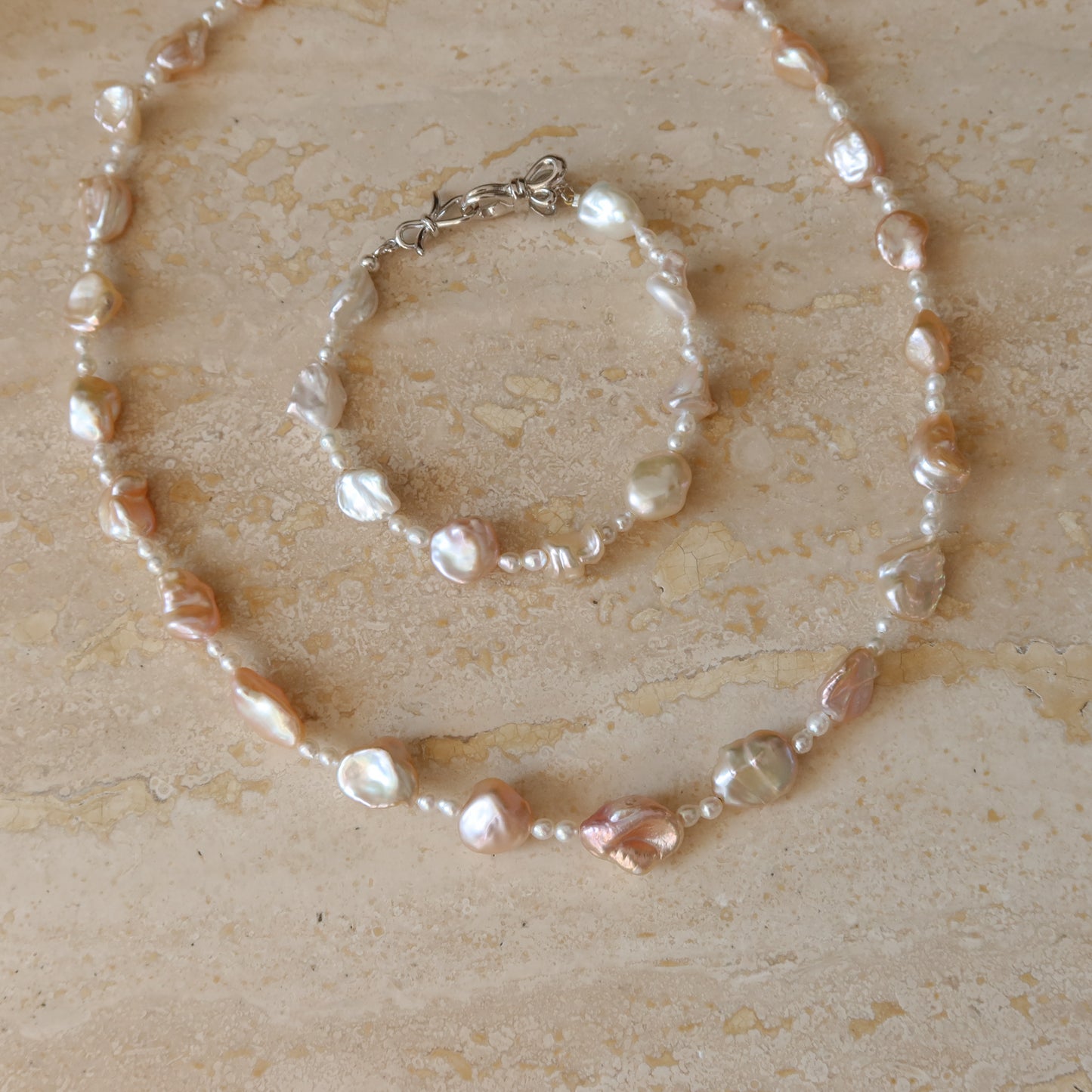 蛇形链上漂浮珍珠项链