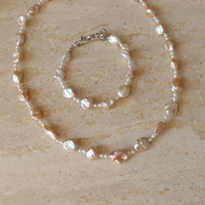 蛇形链上漂浮珍珠项链