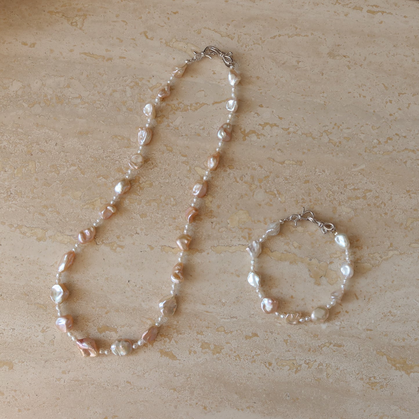 蛇形链上漂浮珍珠项链