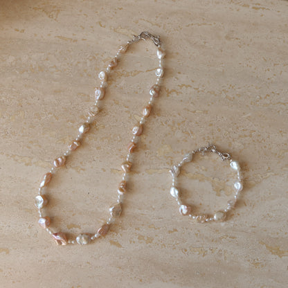 蛇形链上漂浮珍珠项链