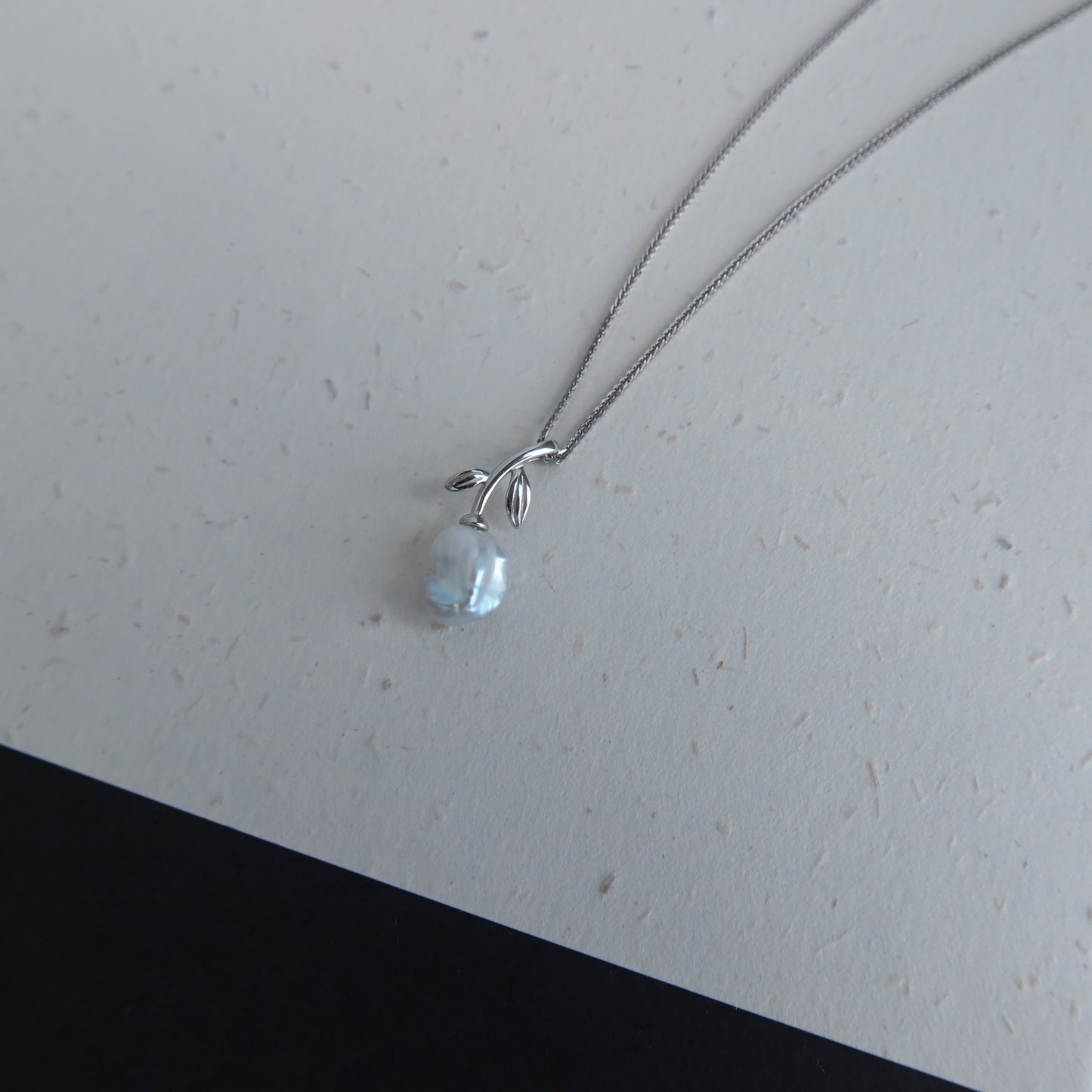 蛇形链上漂浮珍珠项链