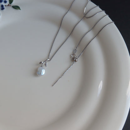 蛇形链上漂浮珍珠项链