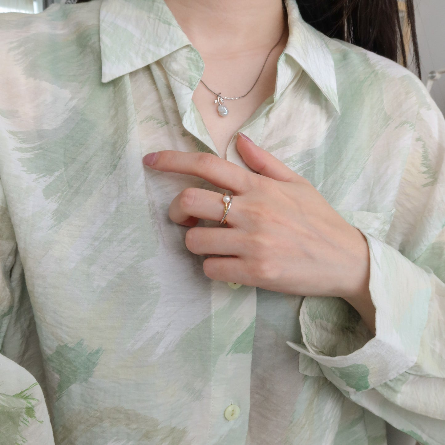 蛇形链上漂浮珍珠项链