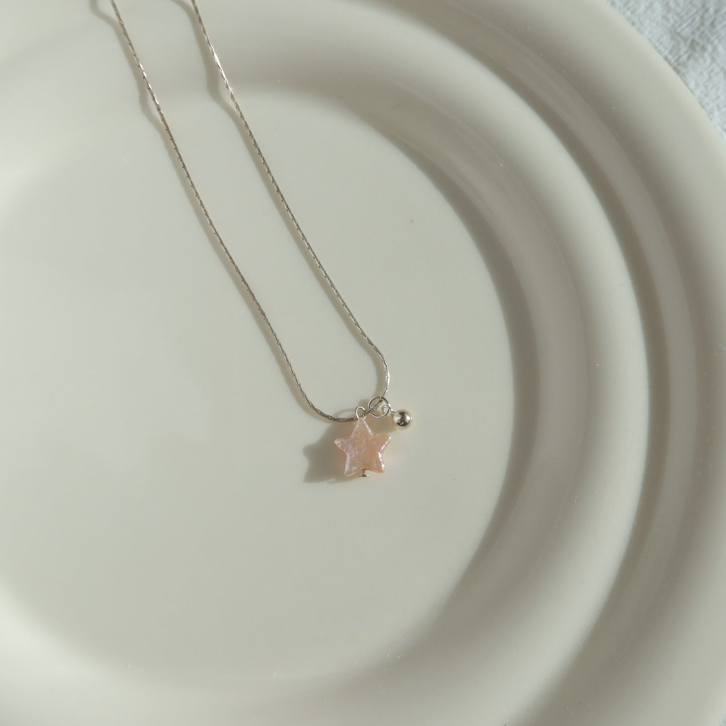 蛇形链上漂浮珍珠项链