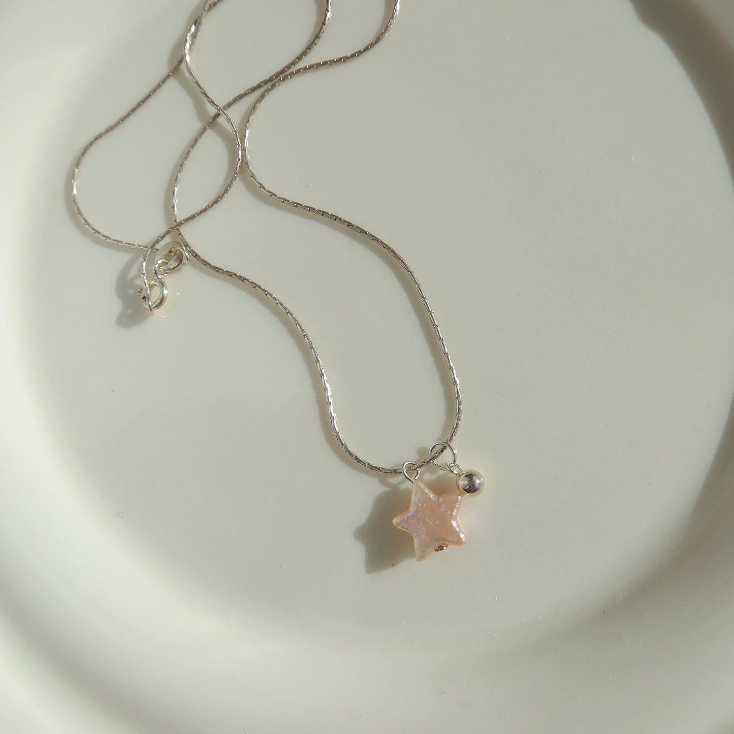 蛇形链上漂浮珍珠项链