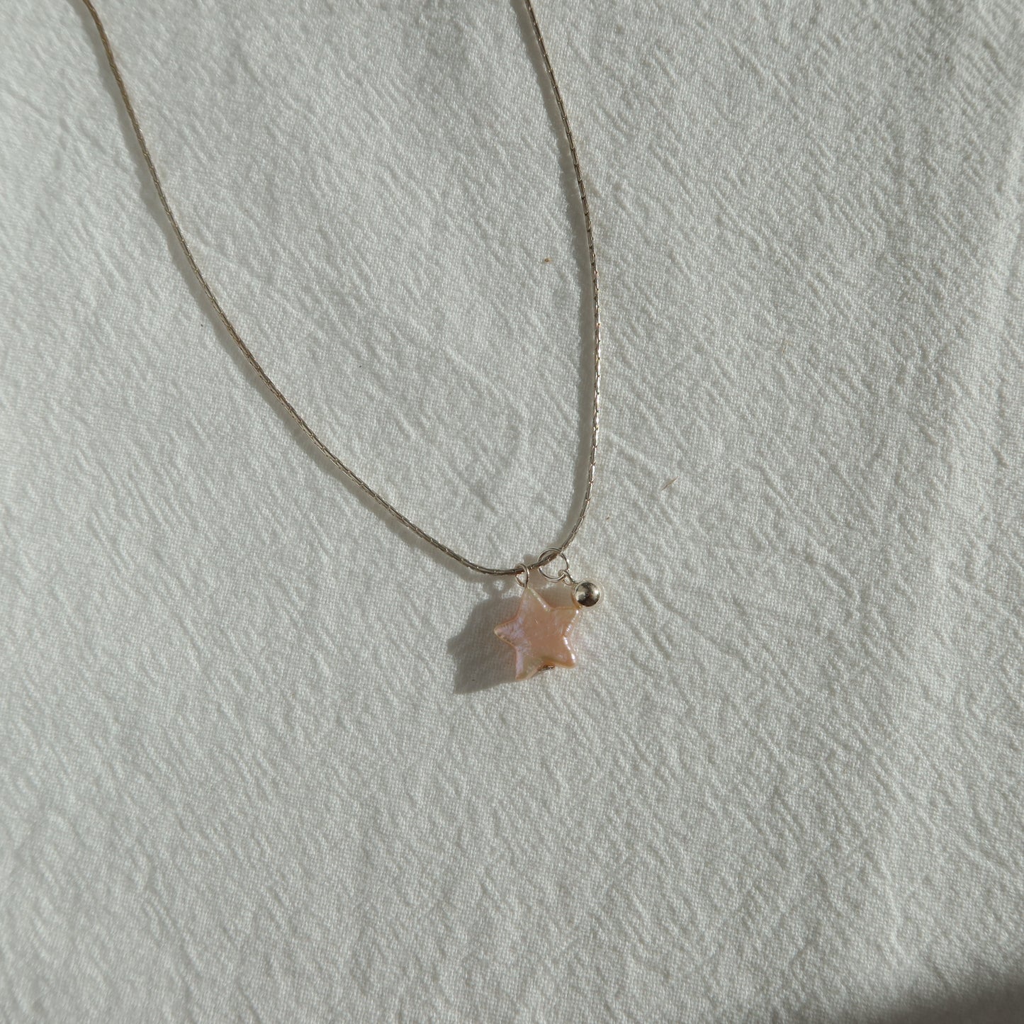 蛇形链上漂浮珍珠项链