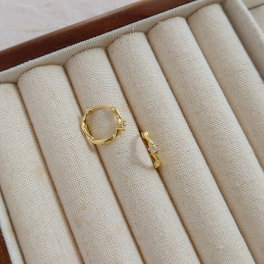 蛇形链上漂浮珍珠项链