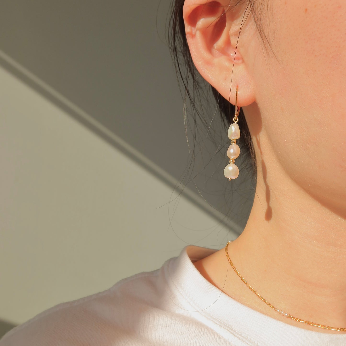 Théa Pearl Drop Earrings