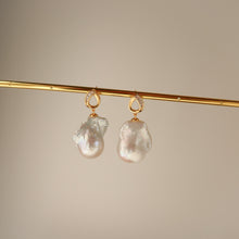 Load image into Gallery viewer, Agnés Baroque Pearl Earrings
