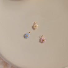 Load image into Gallery viewer, Daisy Pendants
