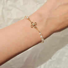 Load image into Gallery viewer, Clover and Pearl Bracelet
